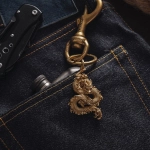 Стильный мужской образ с золотыми акцентами в античном стиле