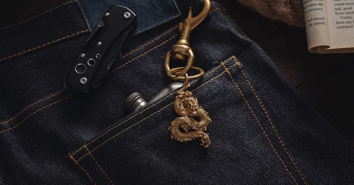 Стильный мужской образ с золотыми акцентами в античном стиле