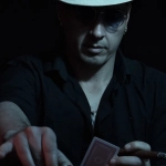 Стильный мужчина наслаждается качественными развлечениями