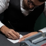 Стильный мужчина играет в элегантном онлайн казино RamenBet