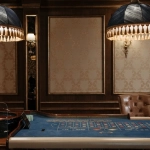 Элегантный мужчина в смокинге за столом рулетки в казино