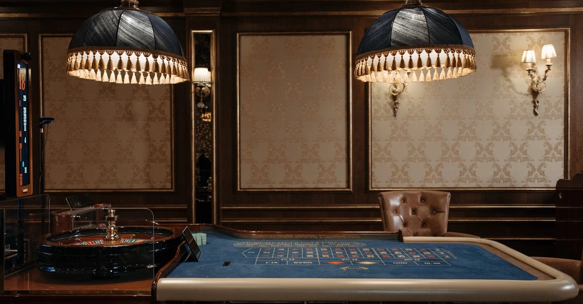 Элегантный мужчина в смокинге за столом рулетки в казино