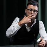 Стильный мужчина в элегантной обстановке с игровыми элементами