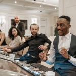 Стильный мужчина за современными виртуальными развлечениями