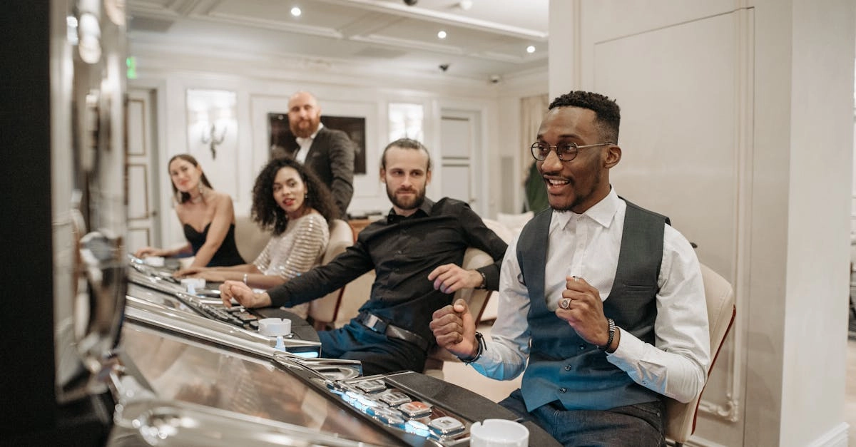 Стильный мужчина за современными виртуальными развлечениями