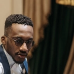 Стильный джентльмен в элегантном образе для игры в онлайн казино